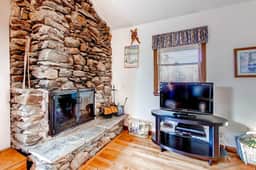 Sweet Life - Vermont Chalet - 6 person Indoor Hot Tub - 15 min to Killington