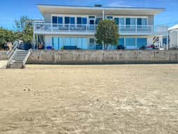Admiral's Quarter: Cozy 2-bedroom, beachfront condo with stunning sunset view