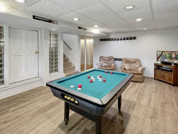 Sweet Life - Vermont Chalet - 6 person Indoor Hot Tub - 15 min to Killington