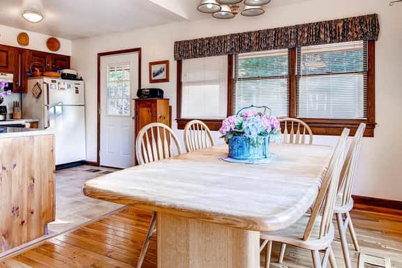 Sweet Life - Vermont Chalet - 6 person Indoor Hot Tub - 15 min to Killington