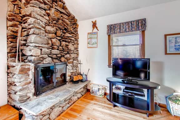 Sweet Life - Vermont Chalet - 6 person Indoor Hot Tub - 15 min to Killington