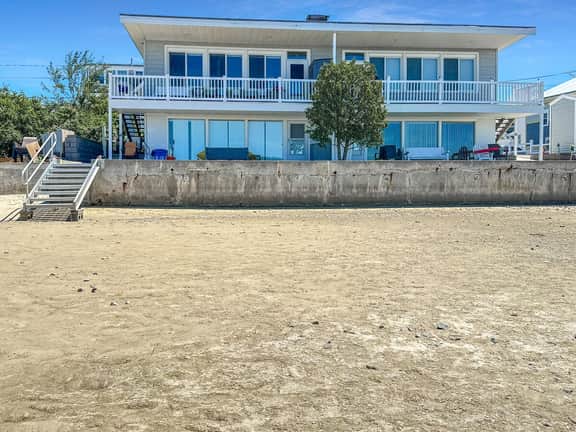 Admiral's Quarter: Cozy 2-bedroom, beachfront condo with stunning sunset view