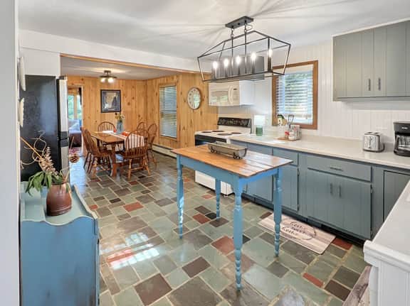 The Rosewood – Vermont Lake Cottage Near Crystal Beach & Killington Skiing