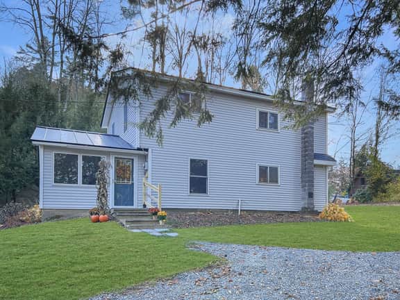 The Rosewood – Vermont Lake Cottage Near Crystal Beach & Killington Skiing