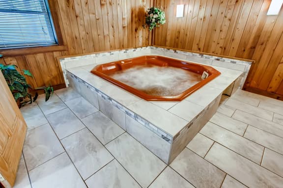 Sweet Life - Vermont Chalet - 6 person Indoor Hot Tub - 15 min to Killington