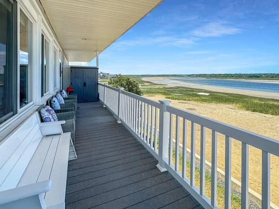 Admiral's Quarter: Cozy 2-bedroom, beachfront condo with stunning sunset view