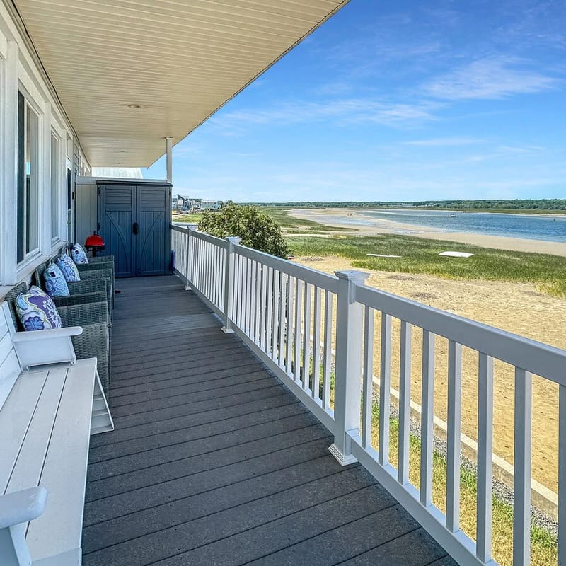 Admiral's Quarter: Cozy 2-bedroom, beachfront condo with stunning sunset view